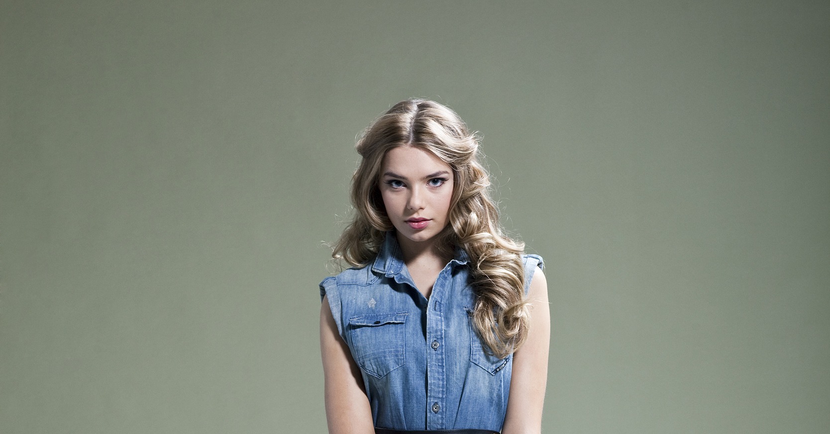 Indiana Evans Wallpapers