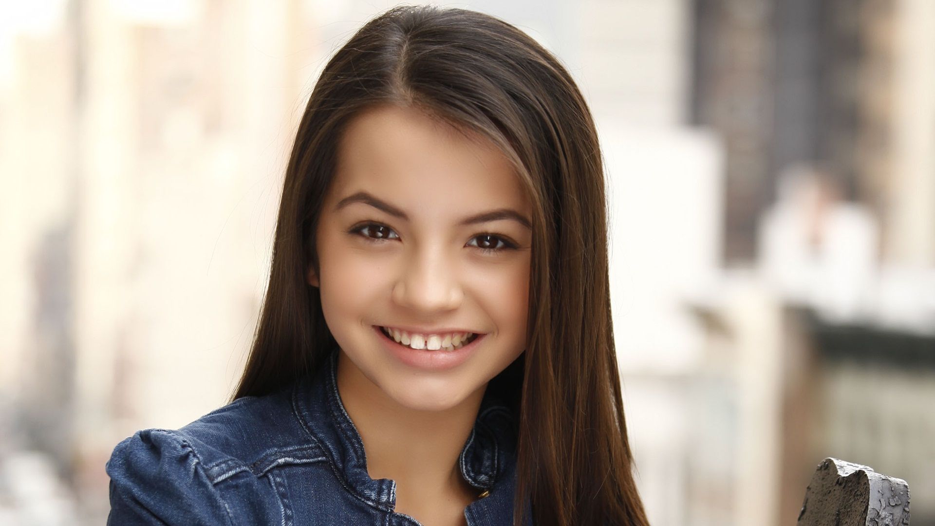 Isabela Moner Face Wallpapers