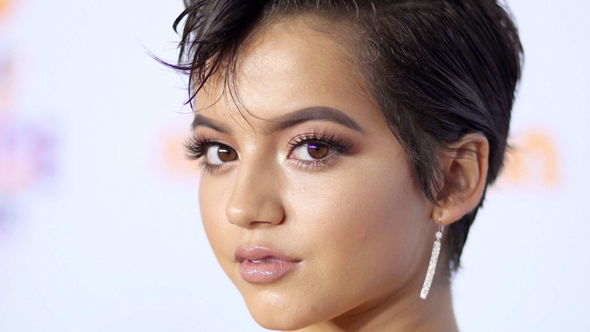 Isabela Moner Face Wallpapers