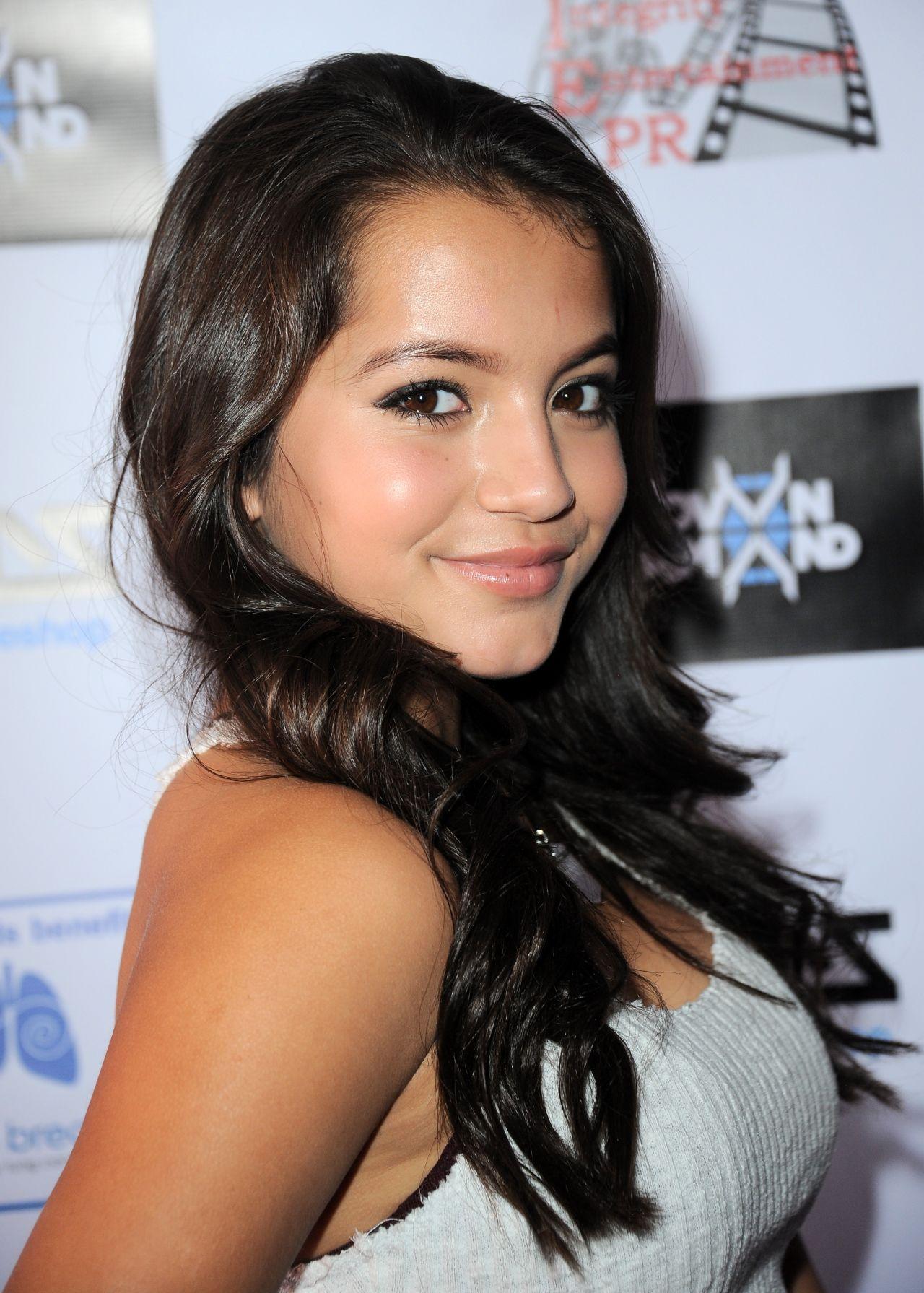 Isabela Moner Face Wallpapers