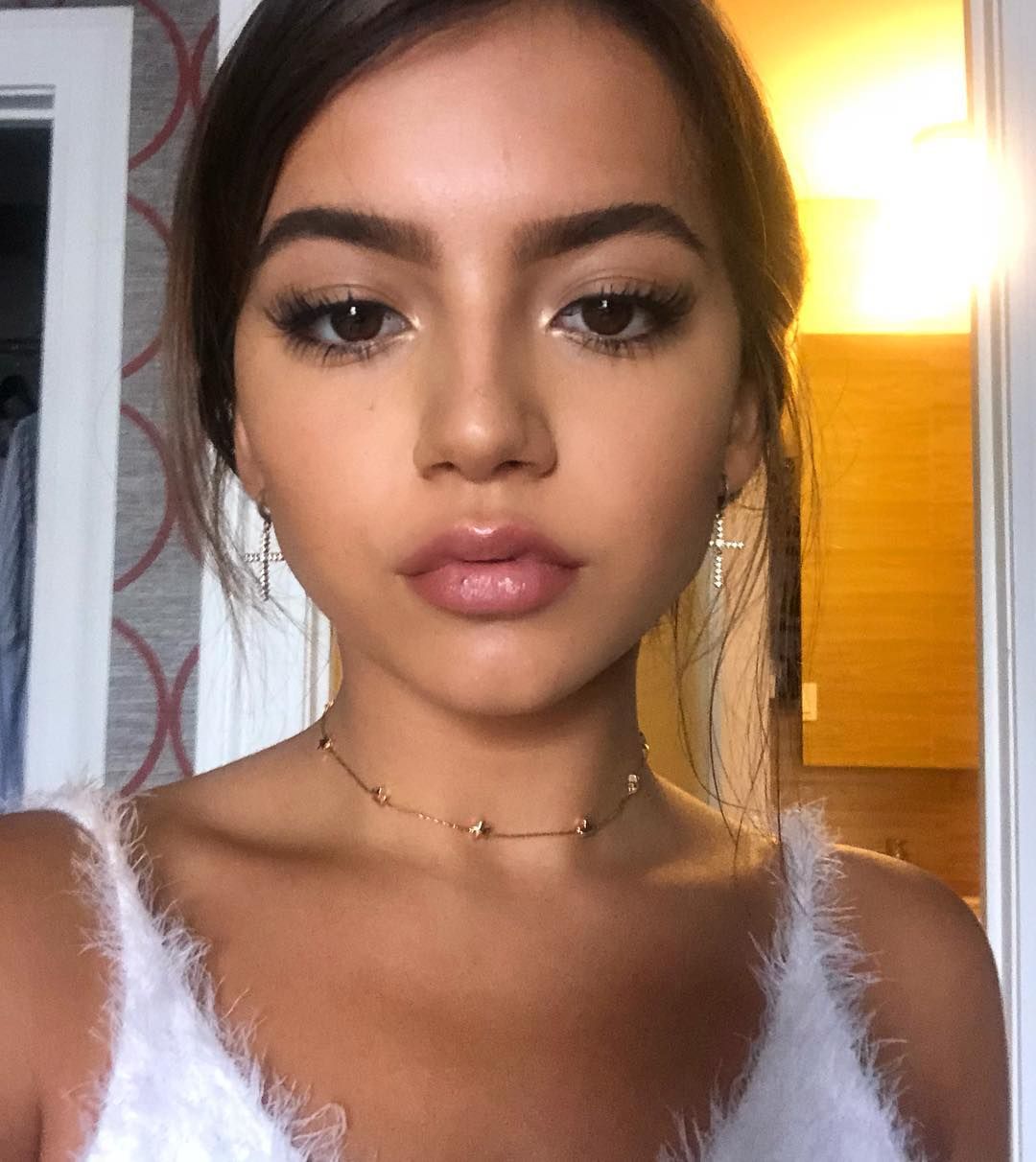 Isabela Moner Face Wallpapers