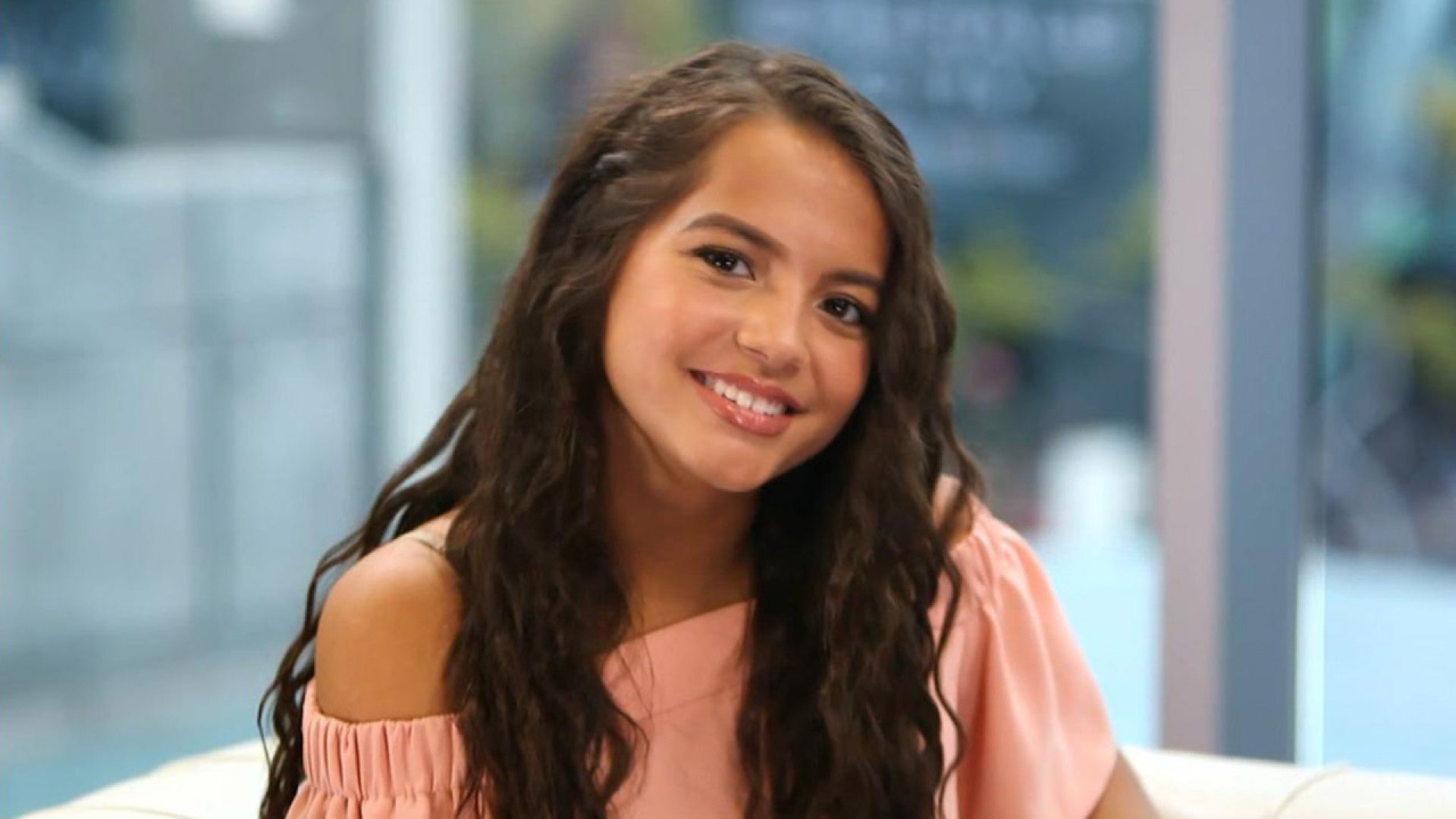 Isabela Moner Face Wallpapers