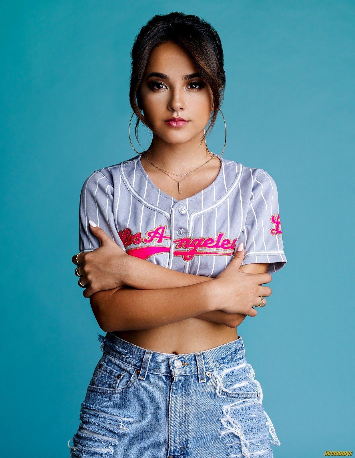 Isabela Moner Face Wallpapers