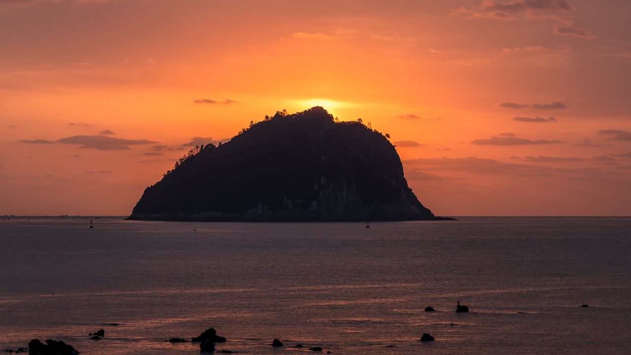 Island Rock Amazing Sunset Wallpapers