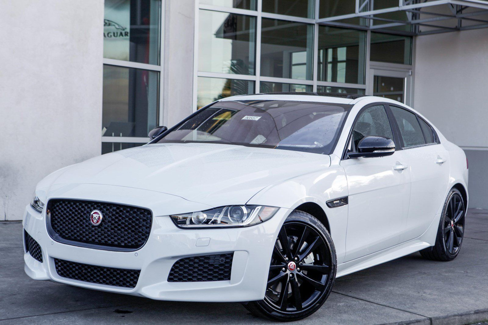 He white. Jaguar xe 2019. Jaguar xe s белый. Ягуар xe 2020 белая. Ягуар XF 2019 белый.