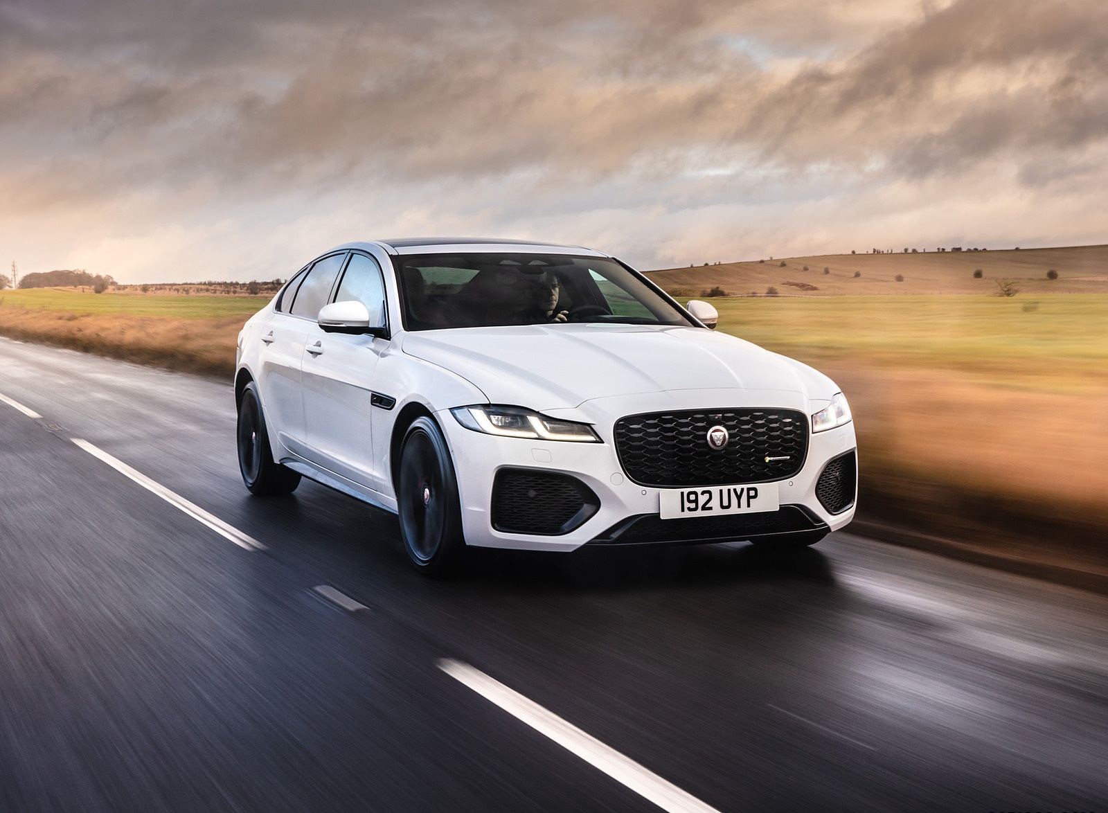 Jaguar Xe R-Dynamic P300 Se Wallpapers