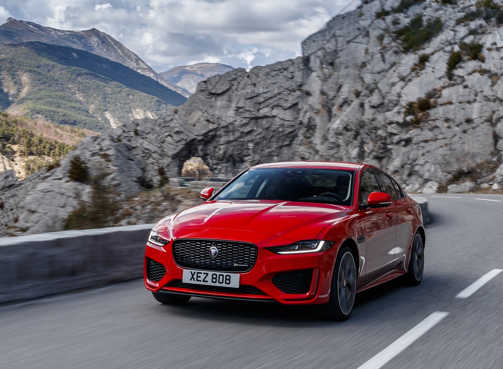 Jaguar Xe R-Dynamic P300 Se Wallpapers