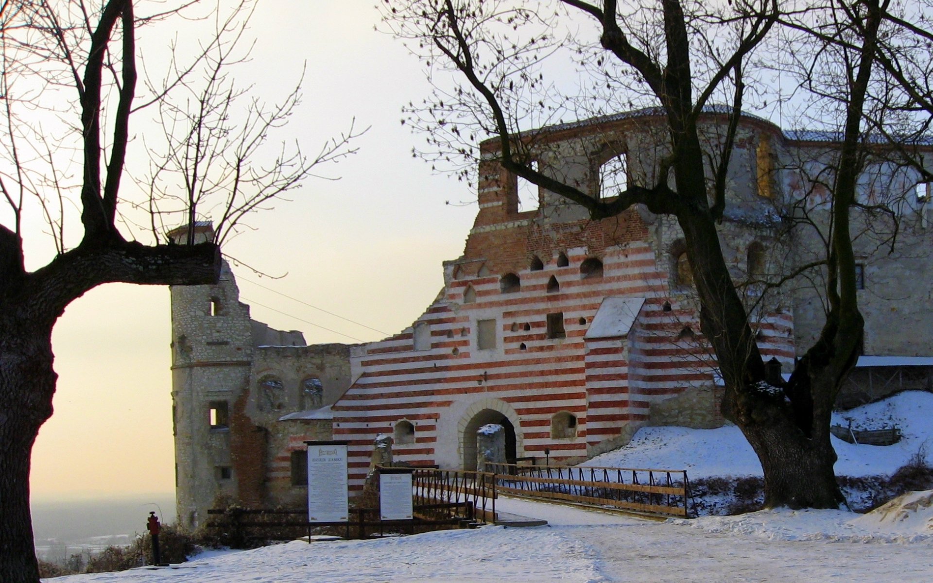 Janowiec Castle Wallpapers