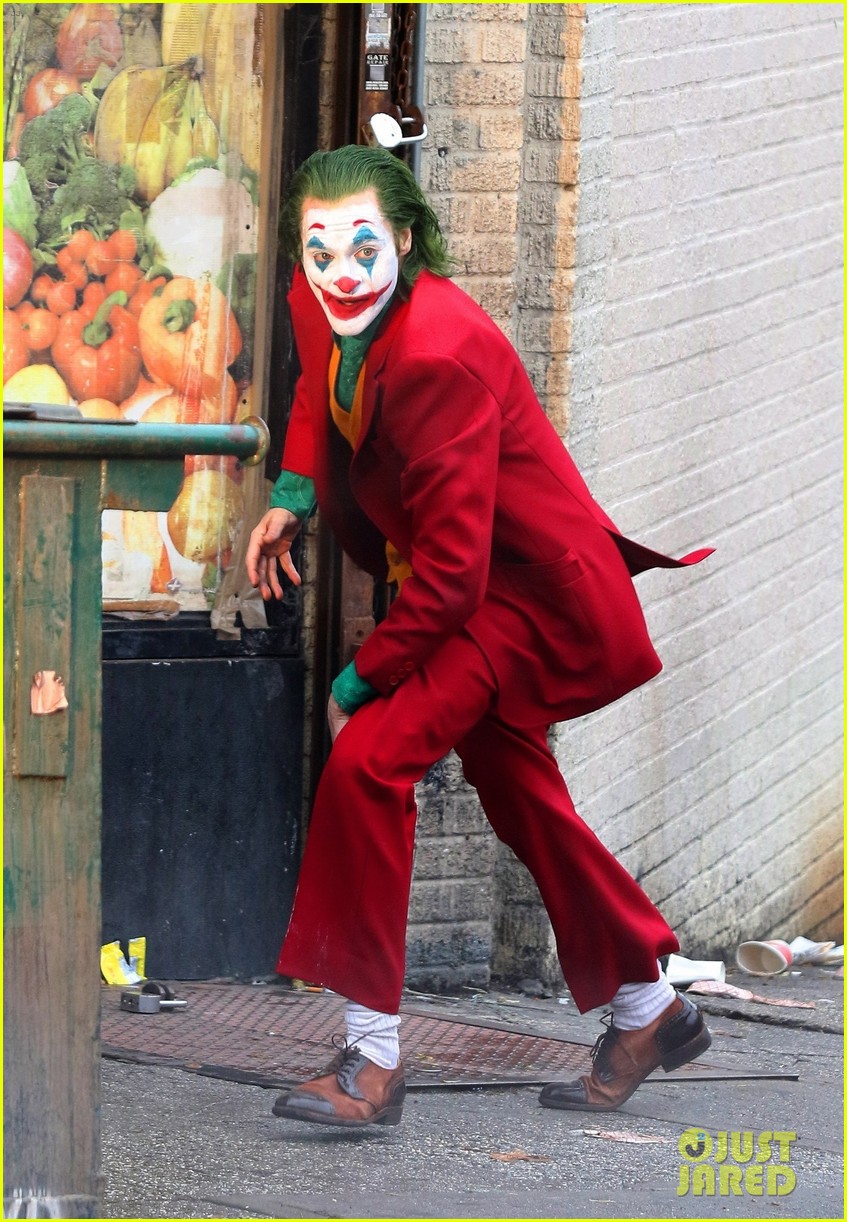 Joaquin Phoenix As Joker Dancing Wallpapers