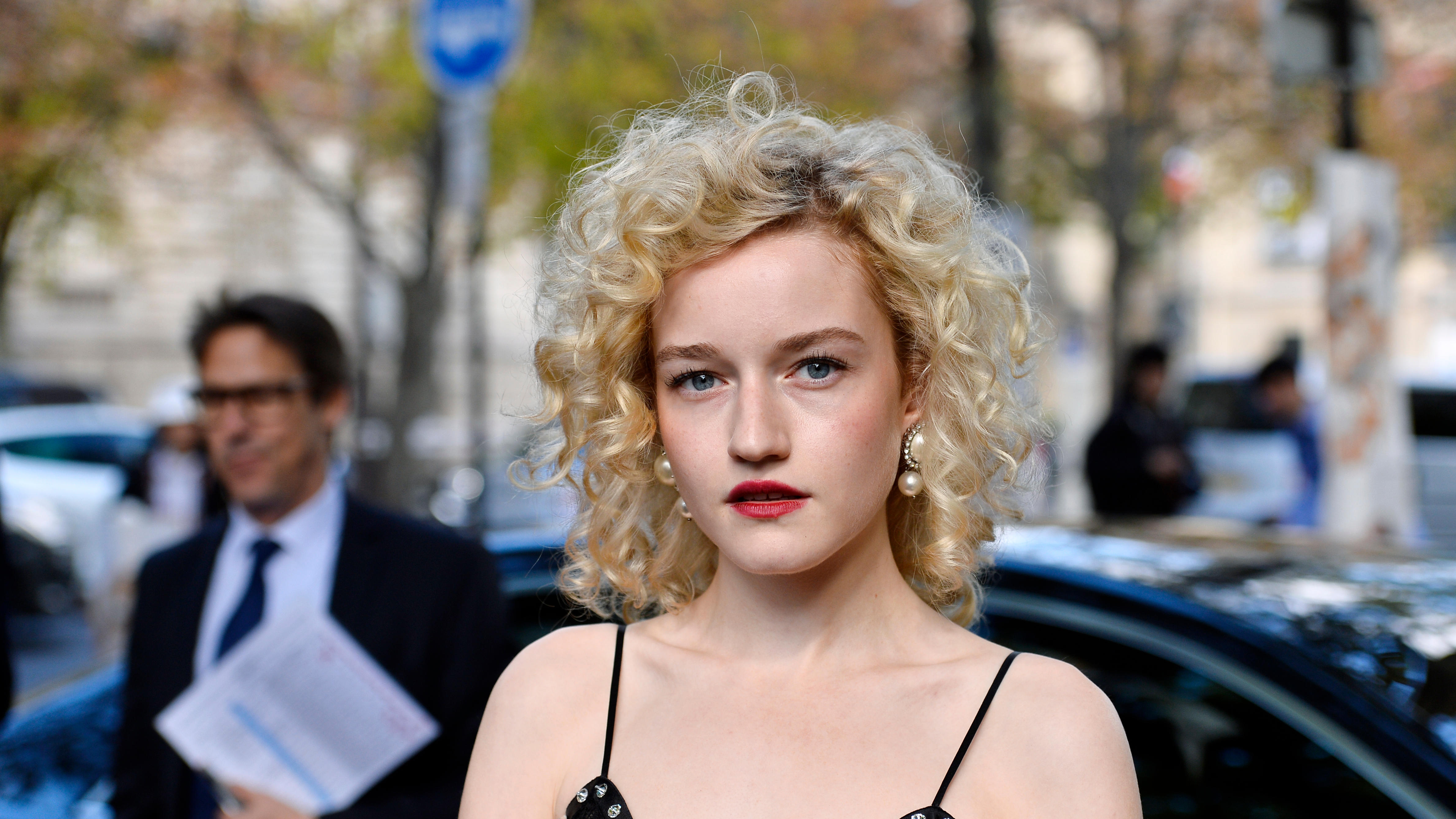 Julia Garner 2020 Wallpapers