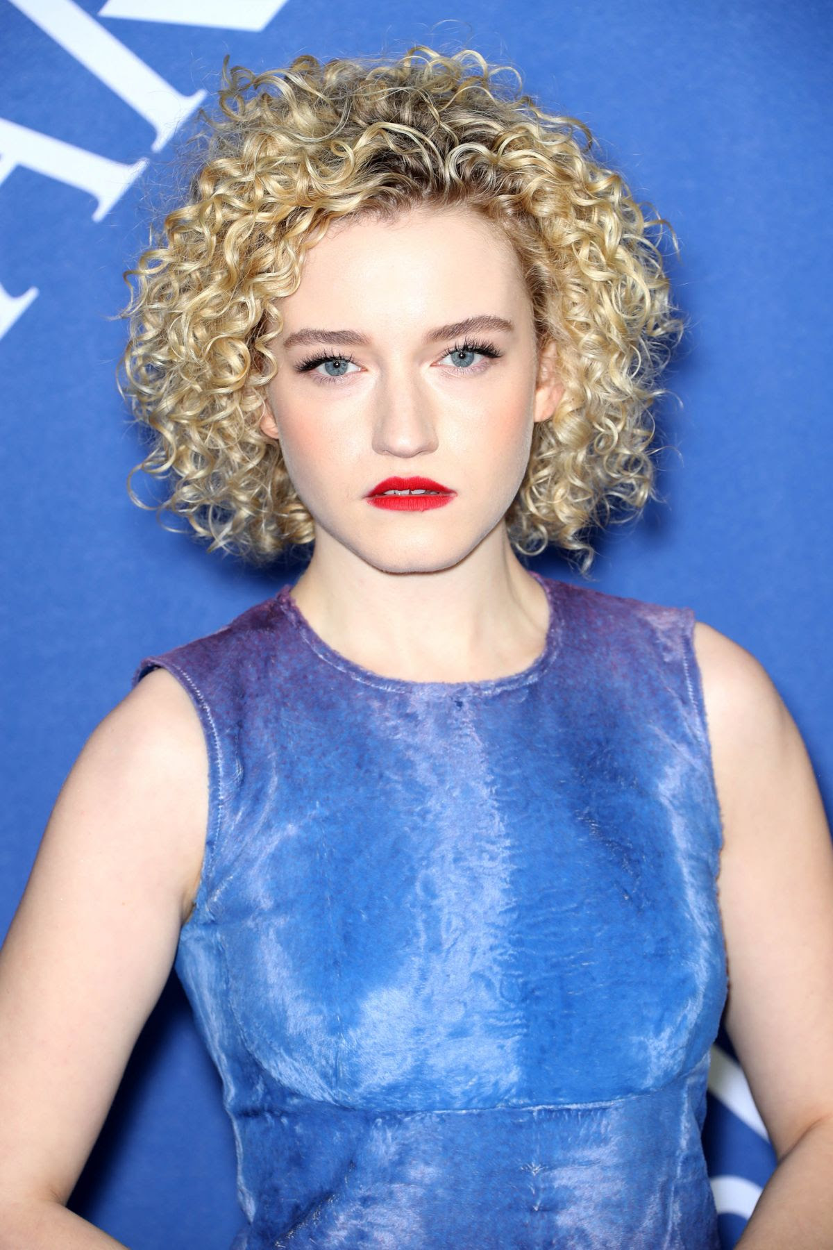 Julia Garner Hd Inventing Anna Wallpapers