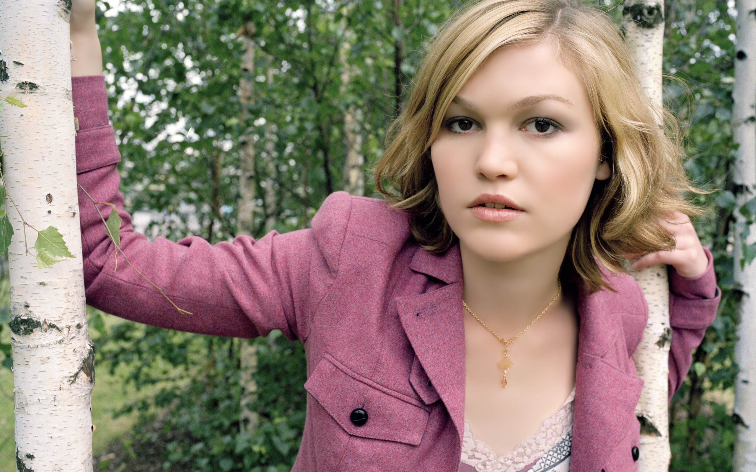 Julia Stiles Wallpapers