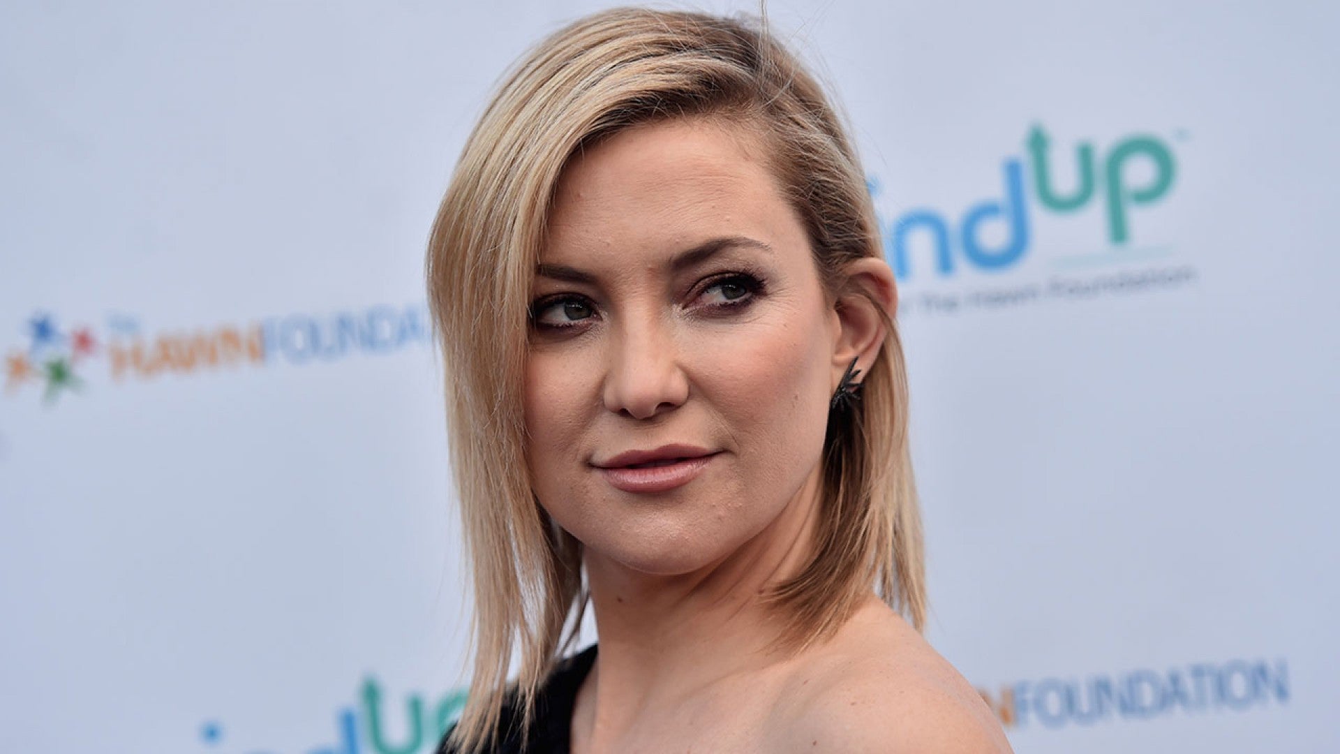 Kate Hudson Cute Pose Wallpapers