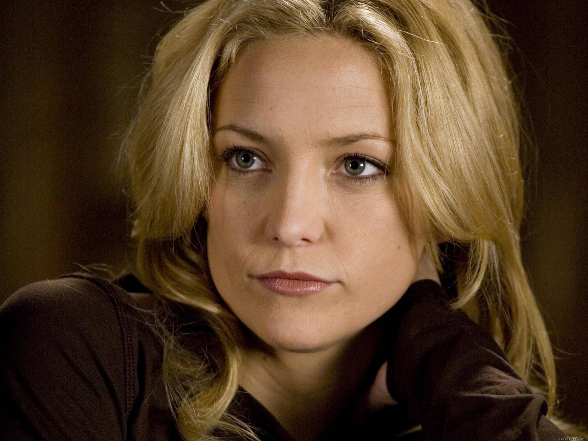 Kate Hudson Cute Pose Wallpapers