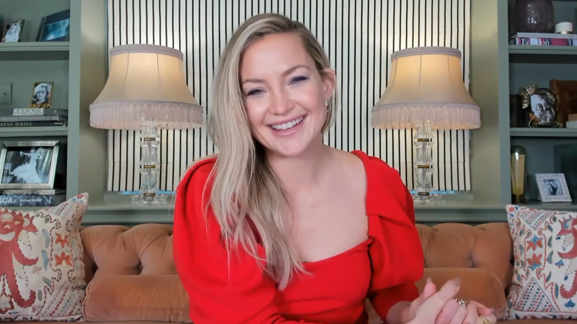 Kate Hudson On Sofa Pose Wallpapers