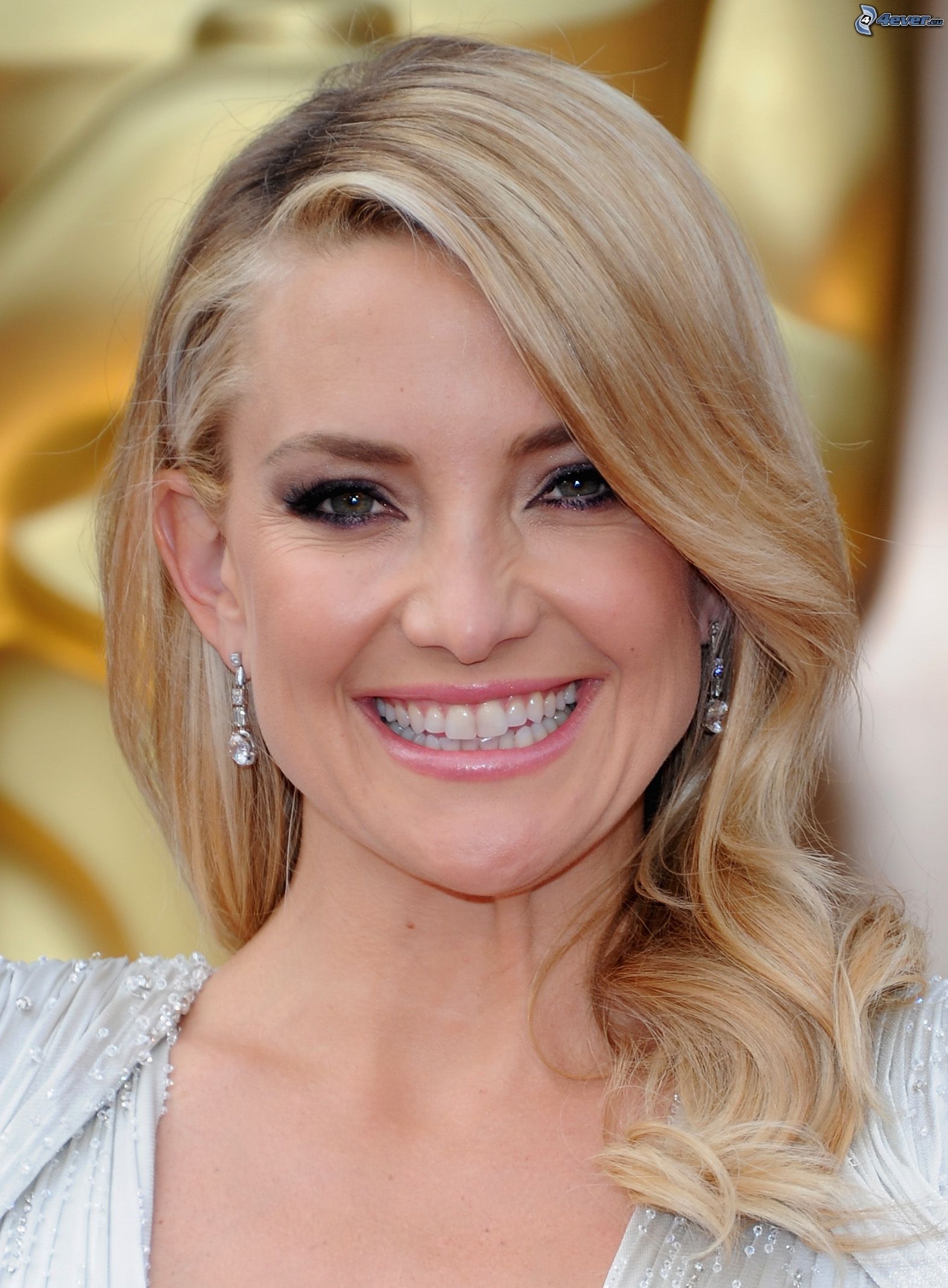 Kate Hudson smiles Wallpapers