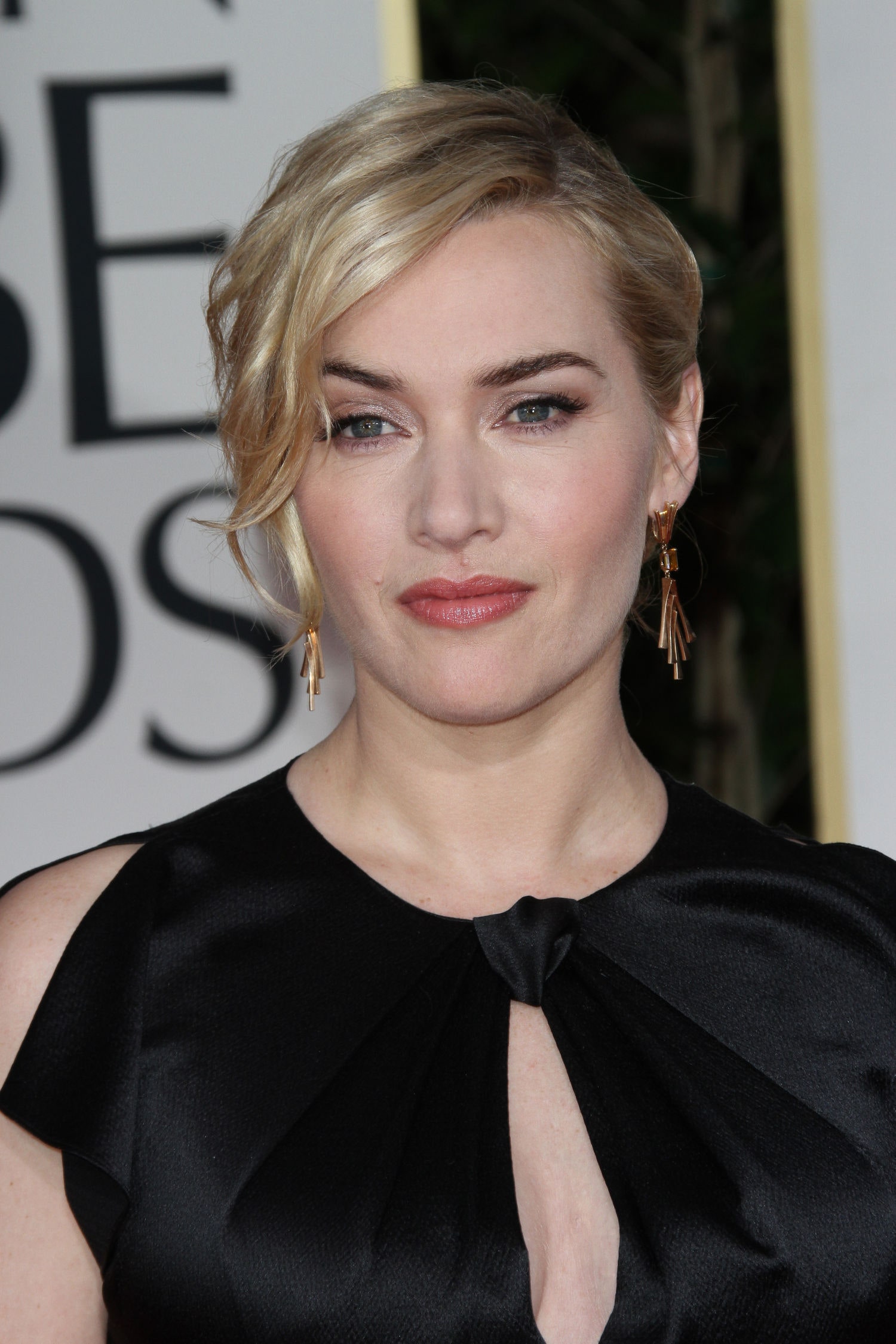 Kate Winslet Magical Pose Wallpapers