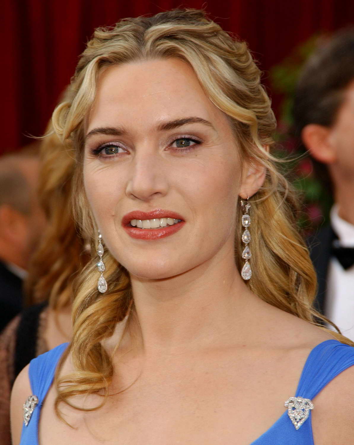 Kate Winslet On Sofa Images Wallpapers