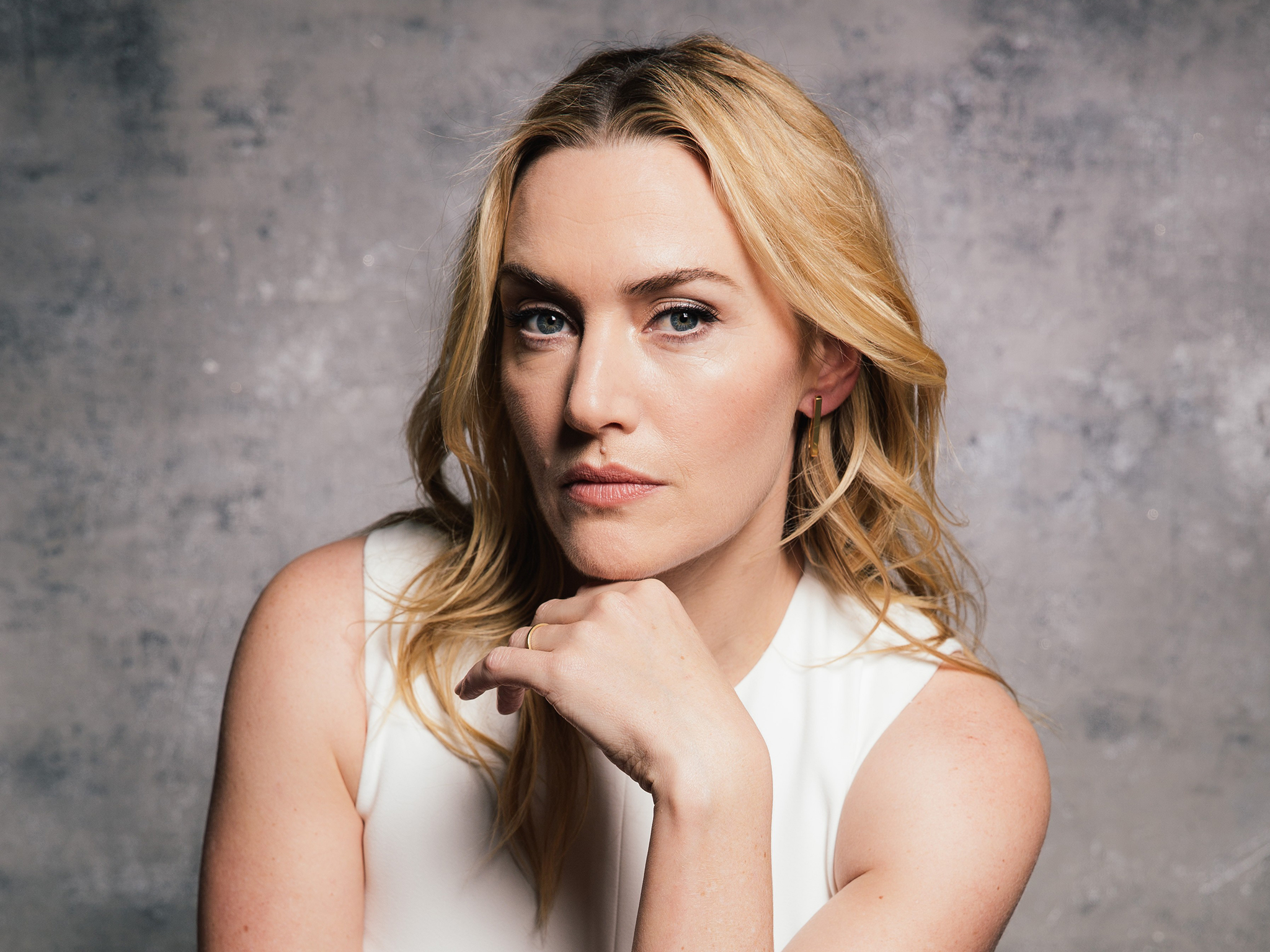 Kate Winslet On Sofa Images Wallpapers