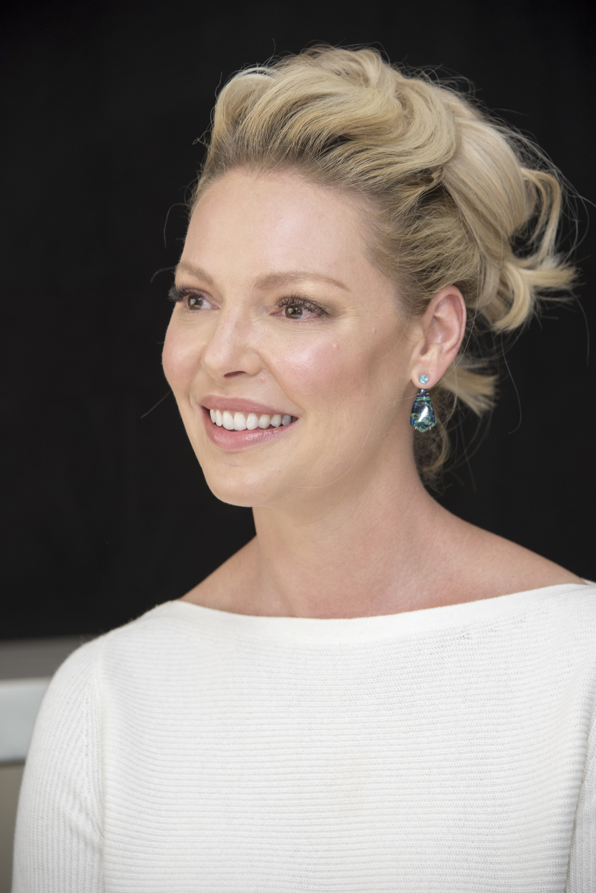 Katherine Heigl Smile With Red Hart Wallpapers