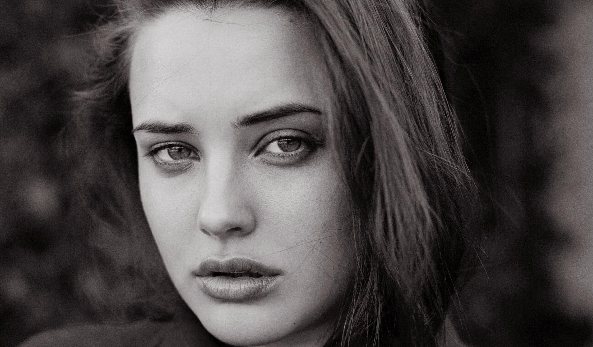 Katherine Langford Monochrome Wallpapers