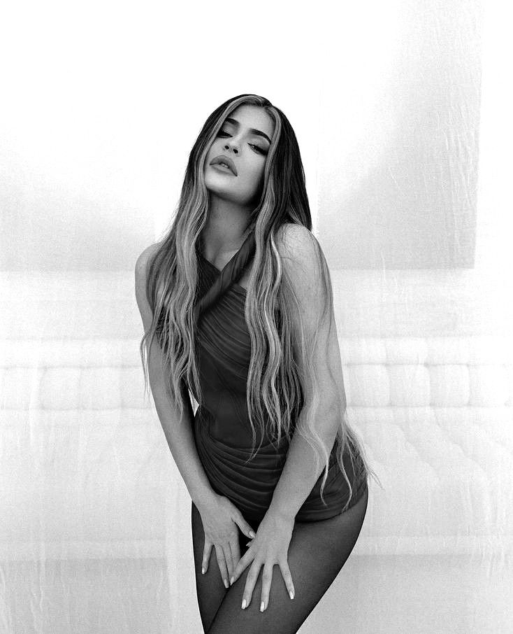 Kylie Jenner Monochrome Wallpapers