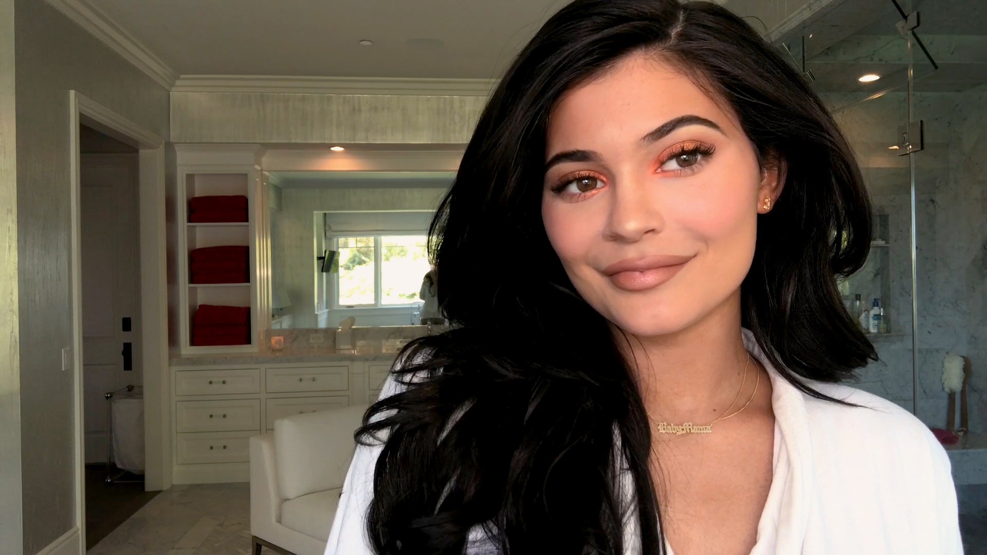 Kylie Jenner Simple Makeup Look Wallpapers