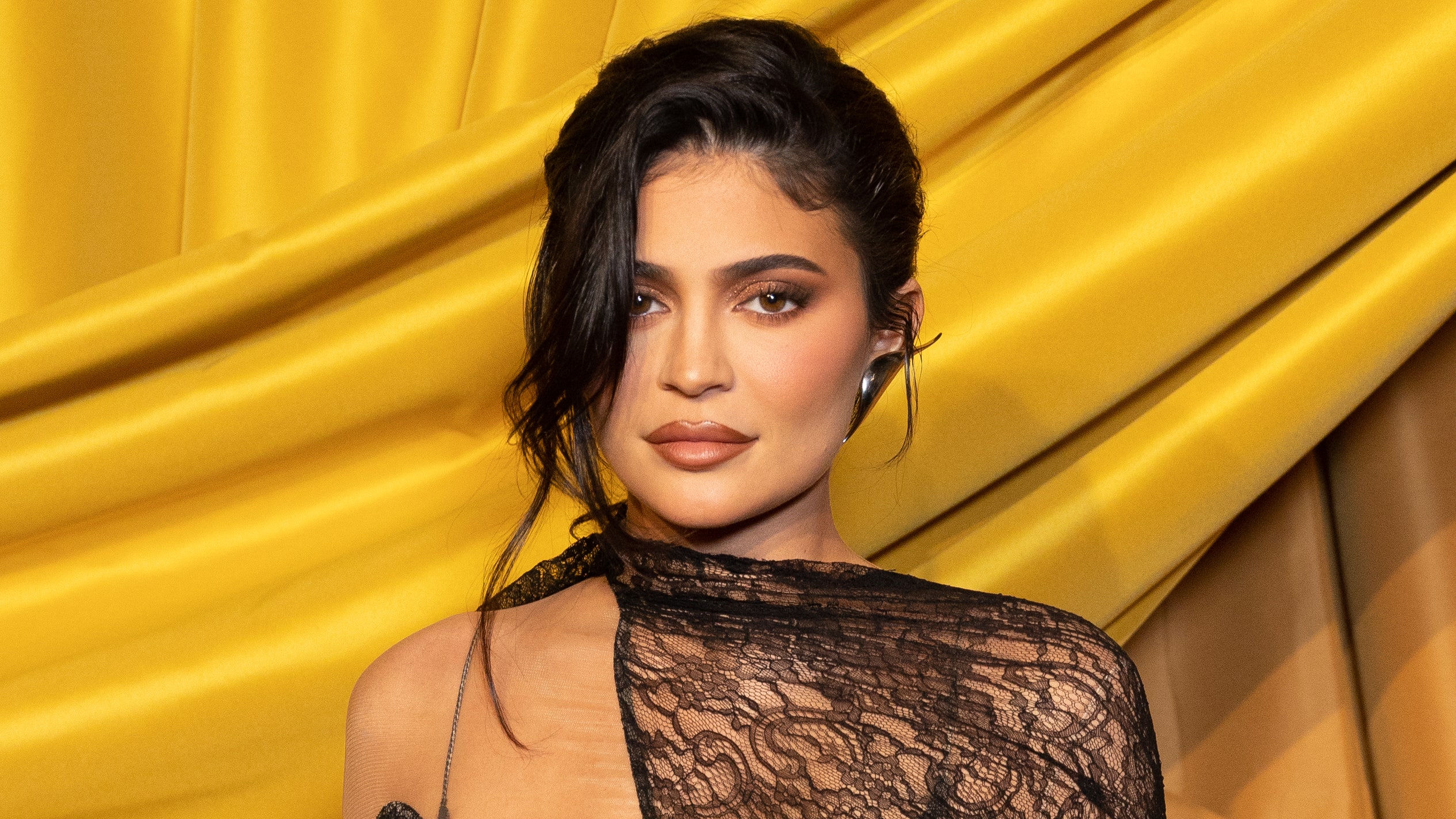 Kylie Jenner Simple Makeup Look Wallpapers