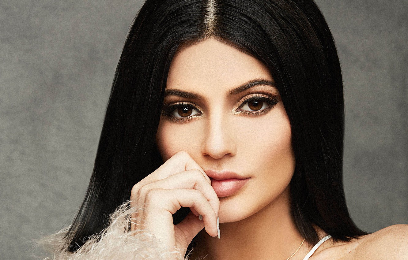 Kylie Jenner Simple Makeup Look Wallpapers