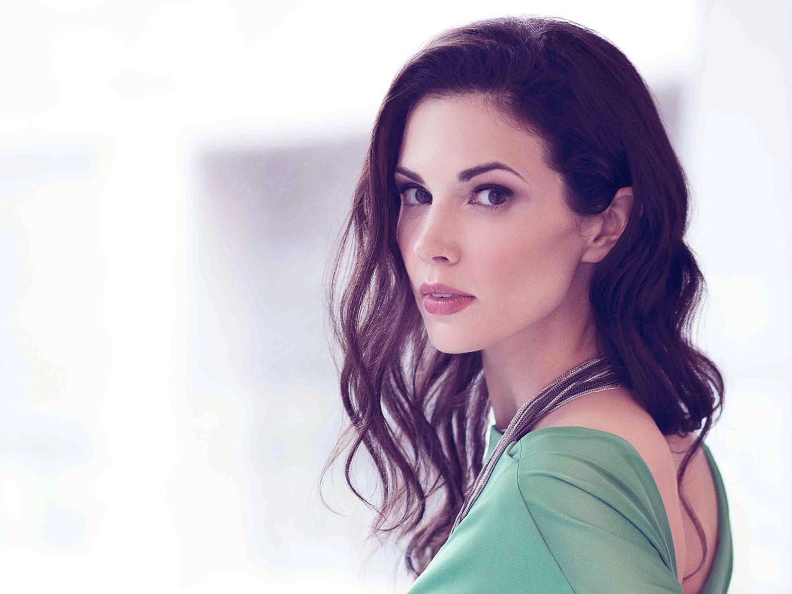 Laura Mennell Wallpapers