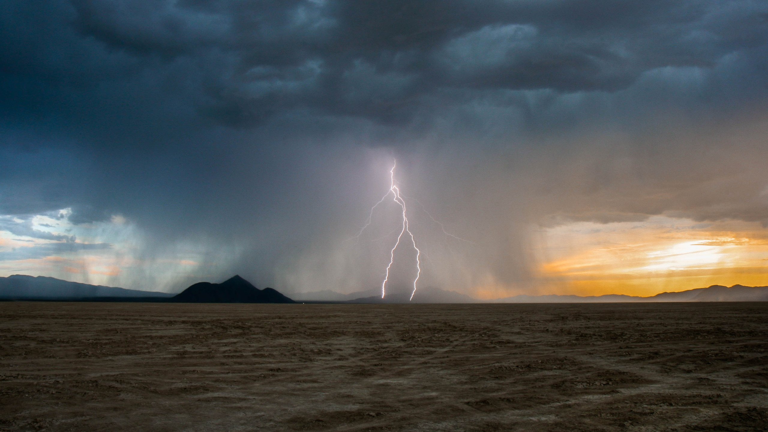 Lightning Desert Wallpapers