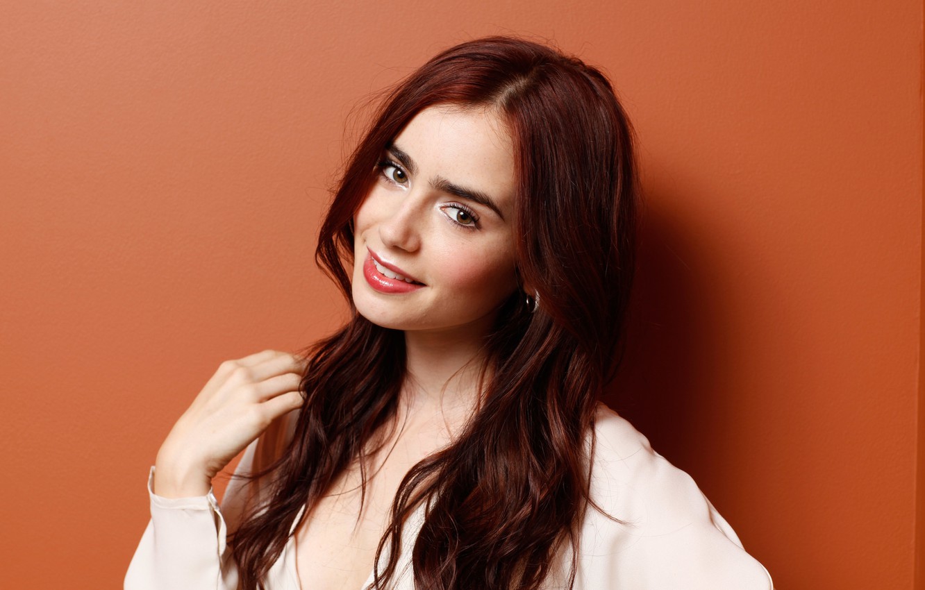 Lily Collins Cute British Actress Wallpapers