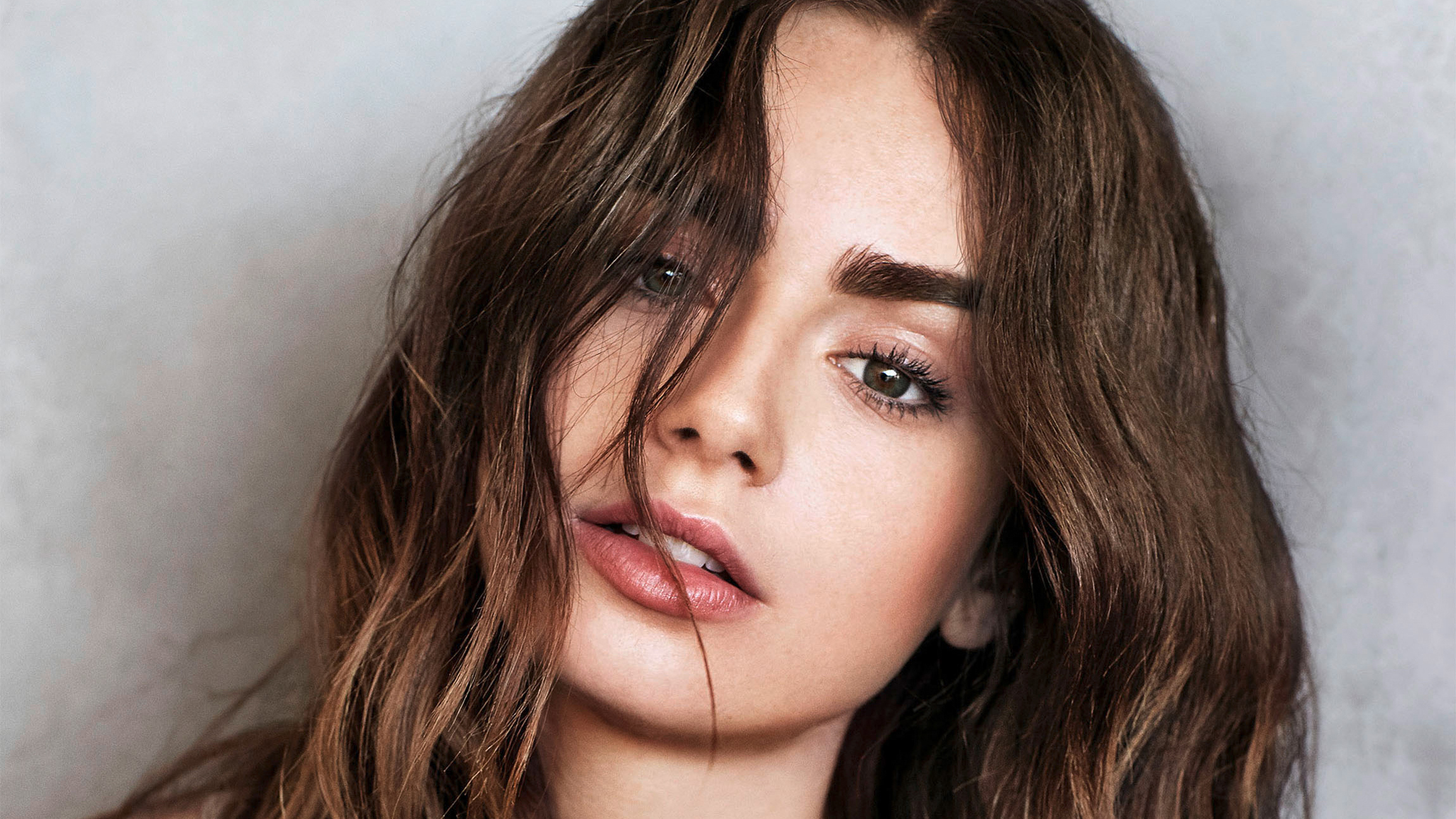 Lily Collins Cute British Wallpapers