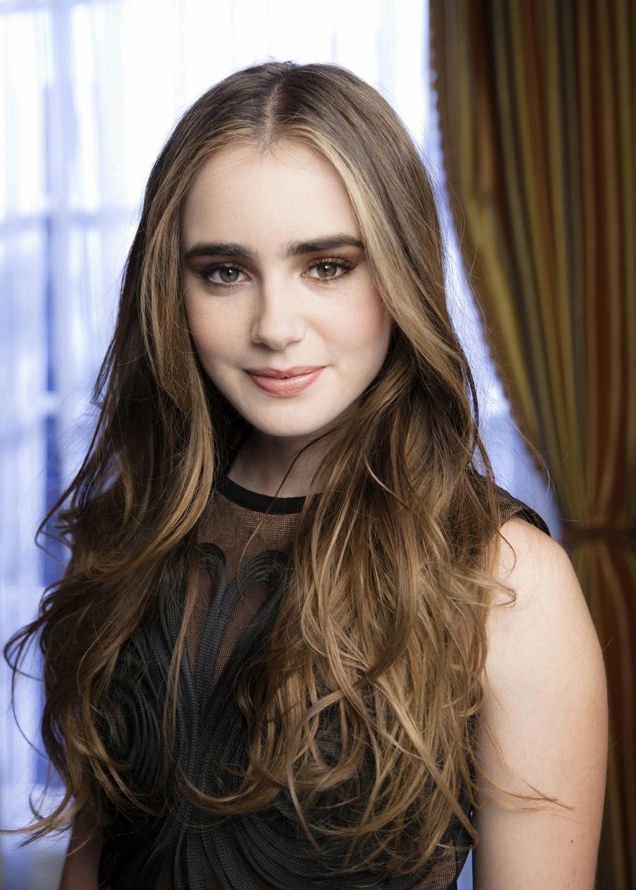 Lily Collins Cute British Wallpapers