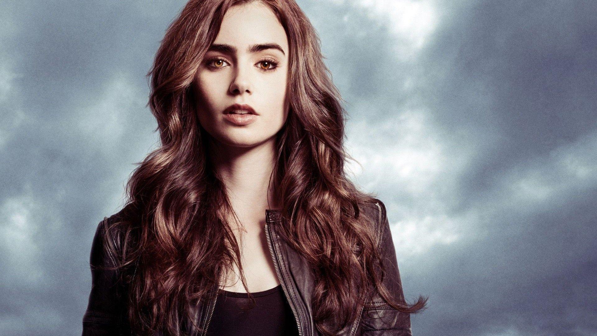 Lily Collins Cute British Wallpapers