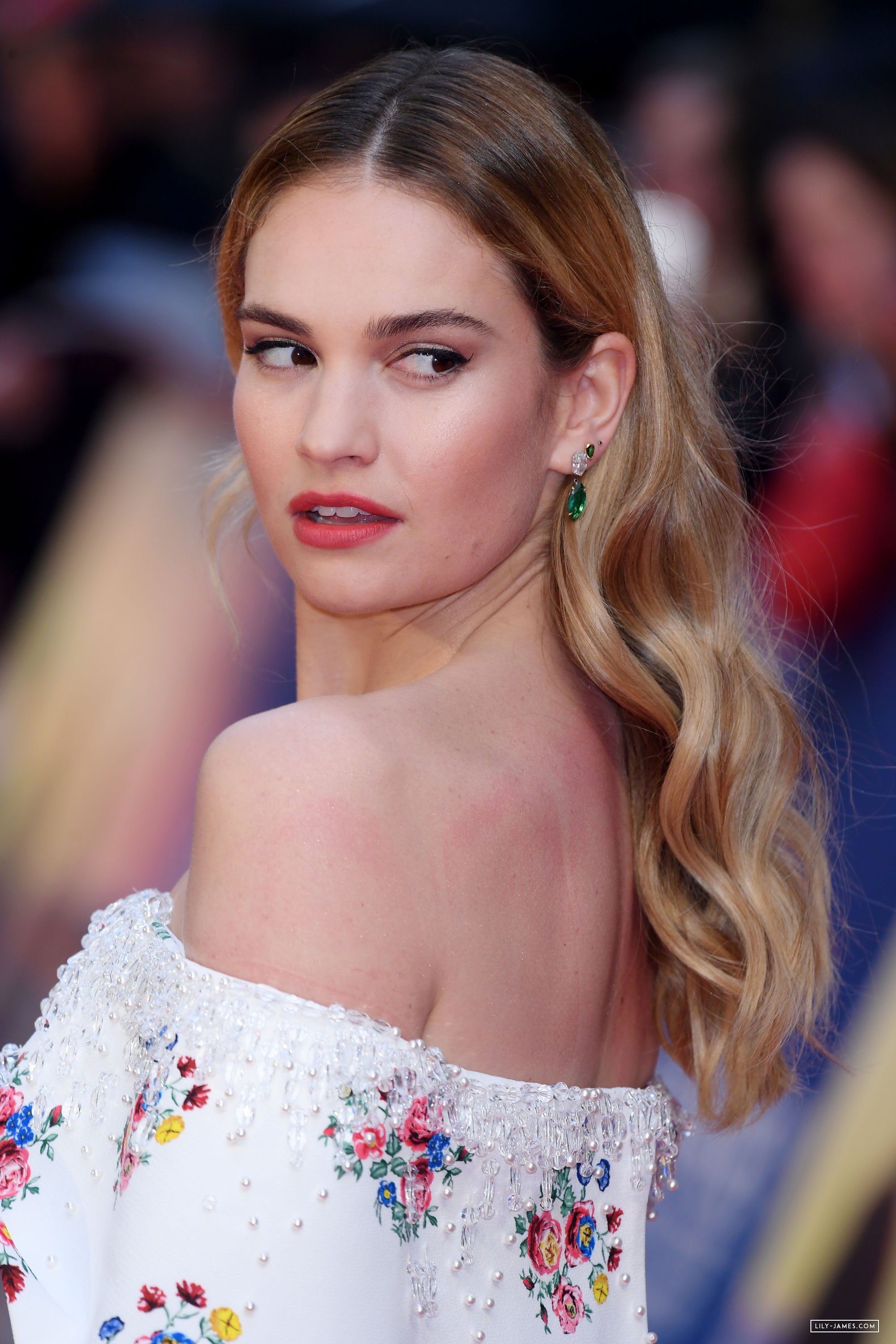 Lily James In The Guernsey Literary And Potato Peel Pie Society Wallpapers