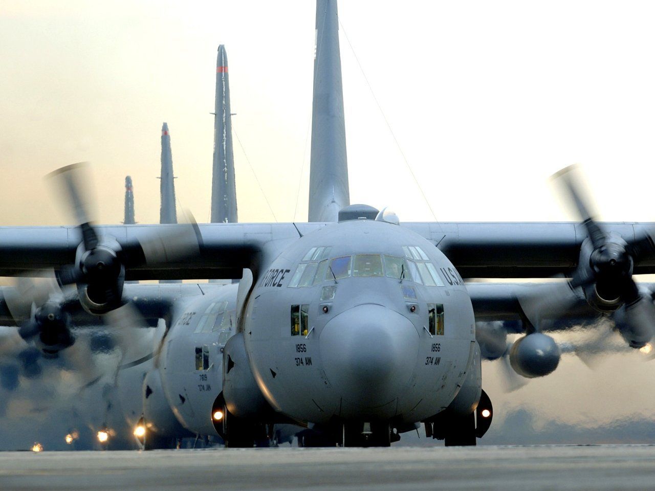 Lockheed L-100 Hercules Wallpapers