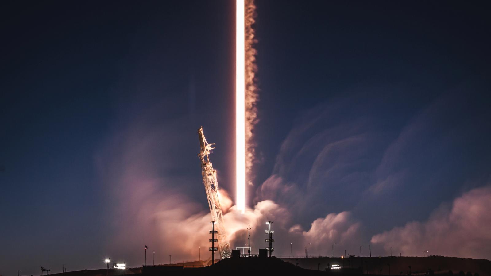 Long Exposure Of Rocket Launch Wallpapers