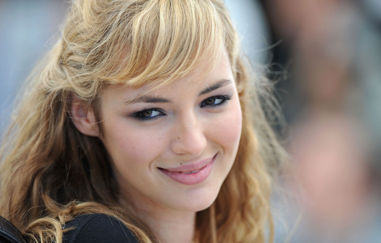 Louise Bourgoin Wallpapers