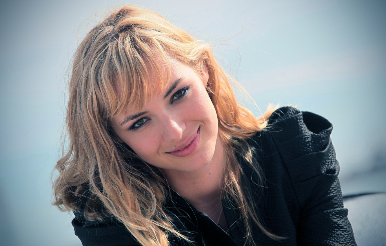 Louise Bourgoin Wallpapers