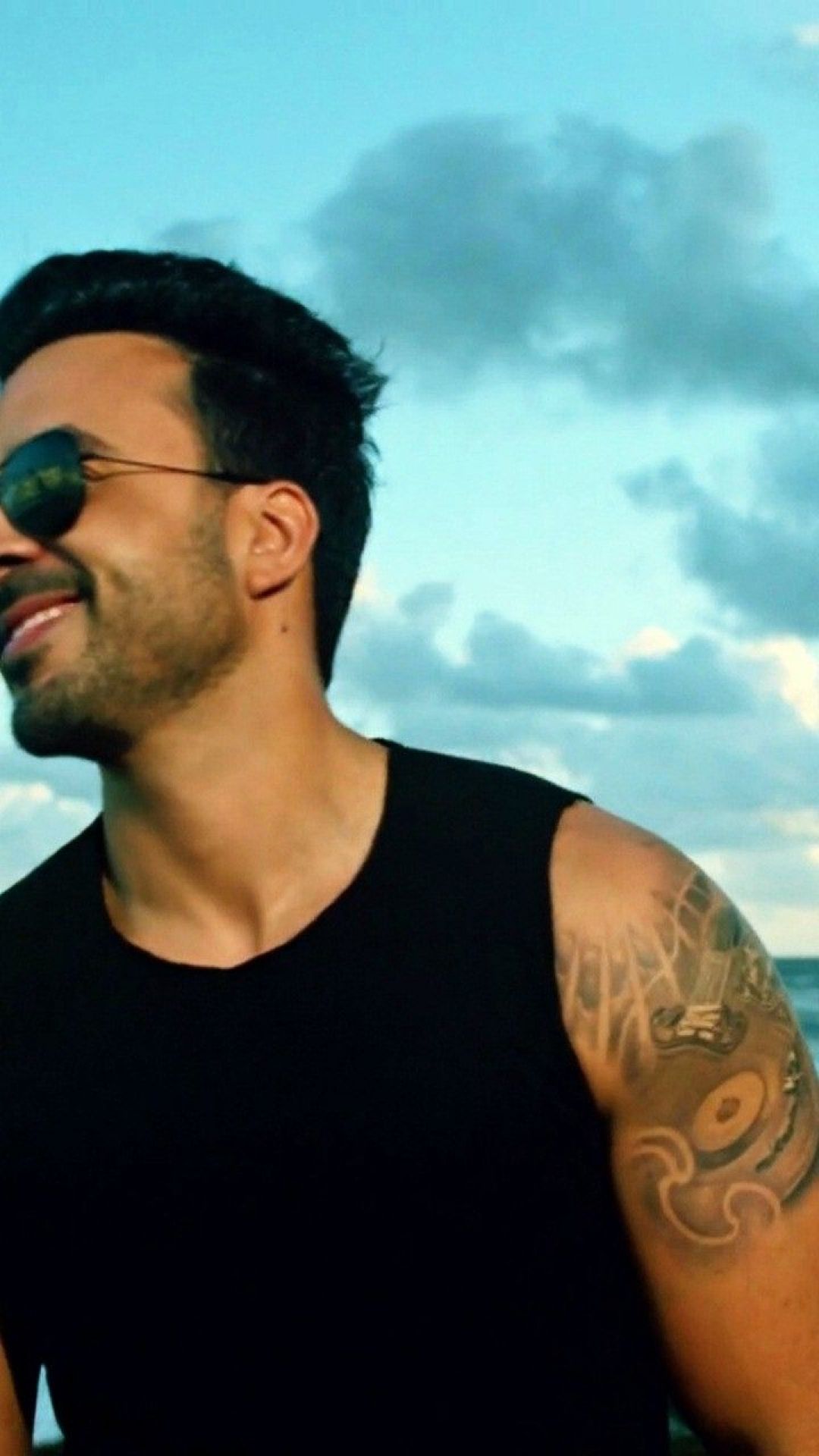 Luis Fonsi Pic Wallpapers