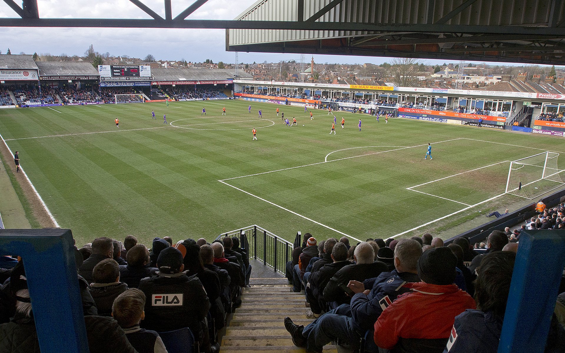 Лутон таун. Стадион Luton. Кенилворт роуд Лутон. Luton Town Stadion. Лутон Таун Кенилуэрт роуд.