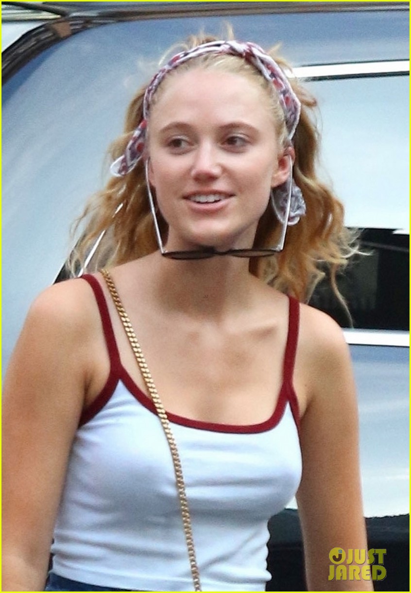 Maika Monroe Wallpapers