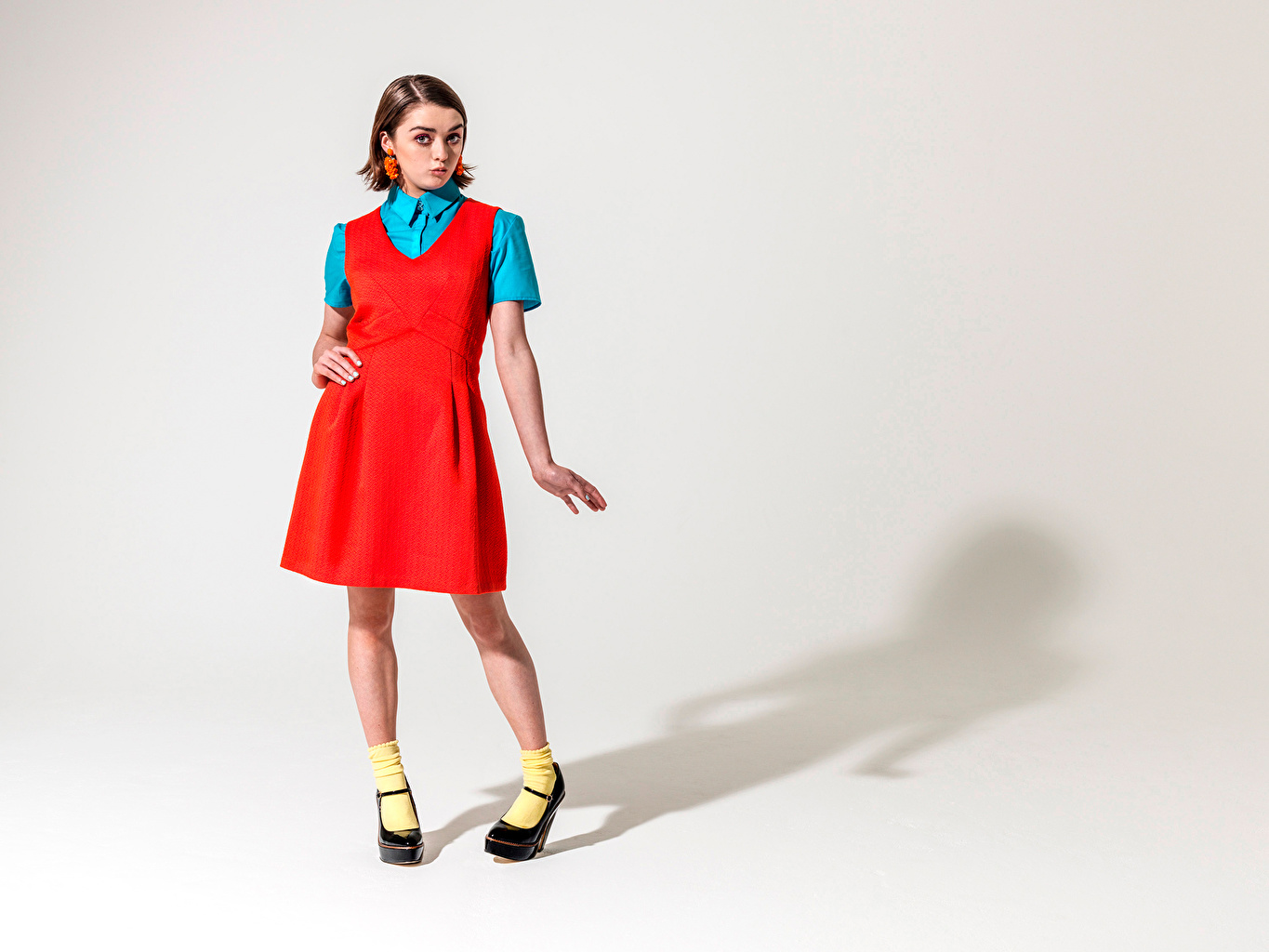 Maisie Williams in Red Wallpapers