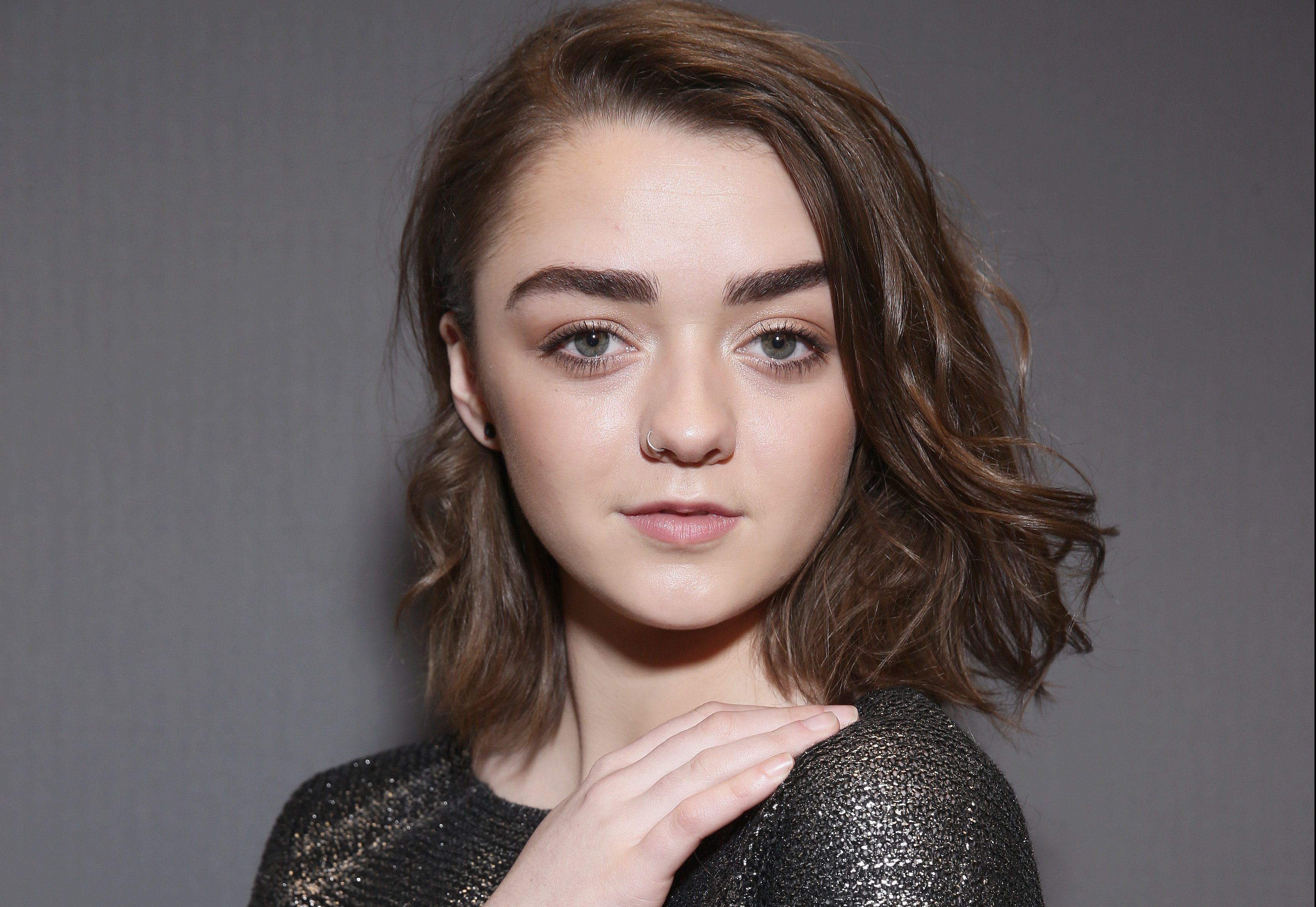 Maisie Williams in Red Wallpapers