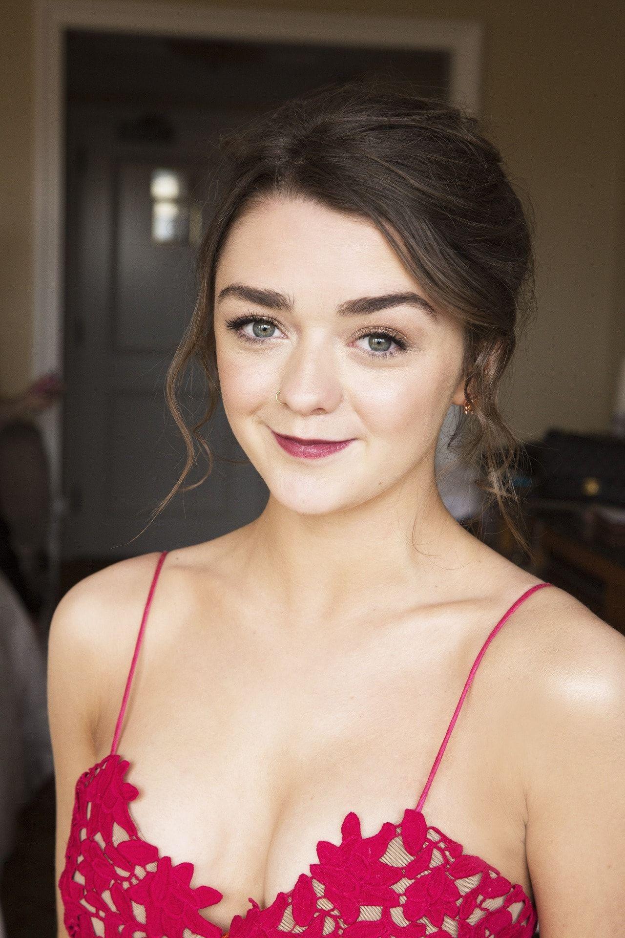 Maisie Williams with Owl Wallpapers