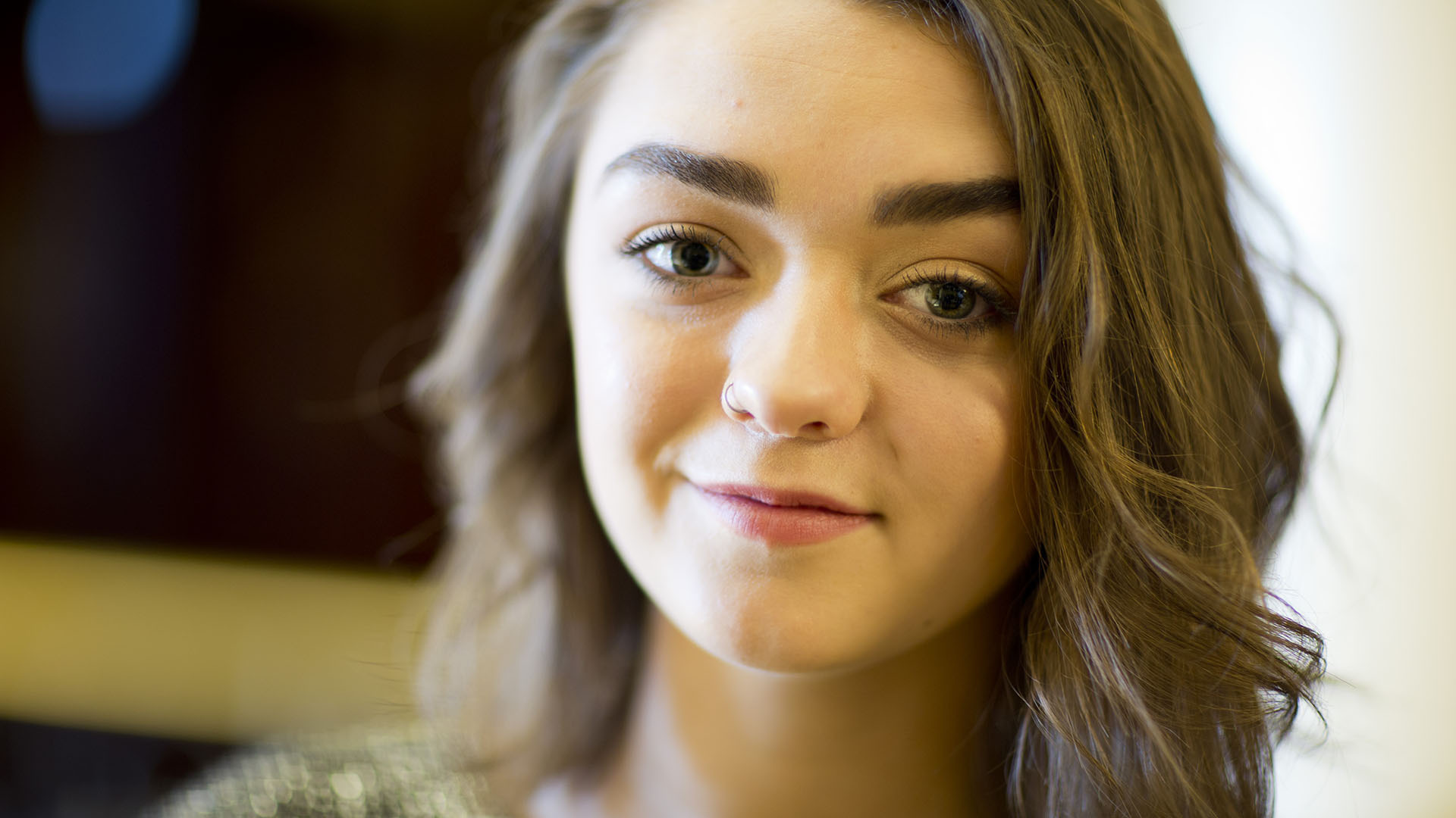 Maisie Williams with Owl Wallpapers