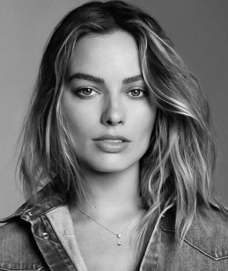 Margot Robbie Hot Monochrome Wallpapers