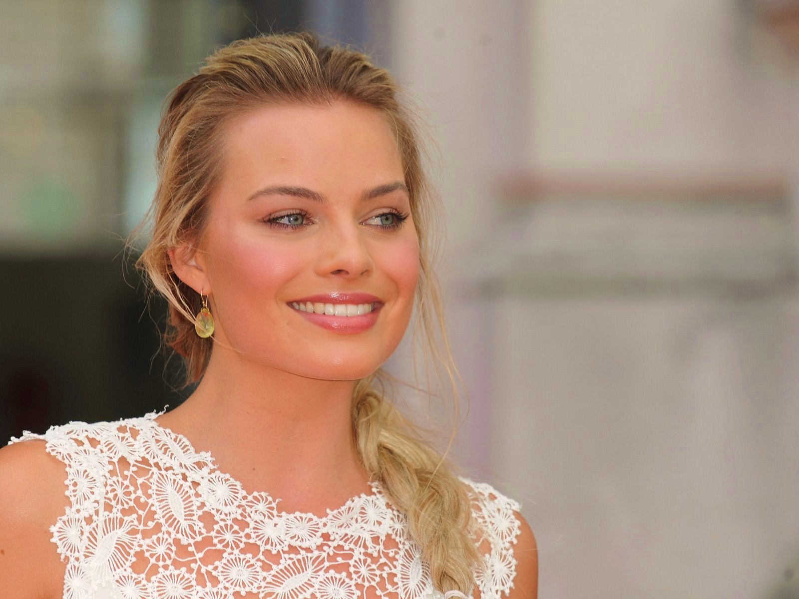 Margot Robbie Smiling Wallpapers