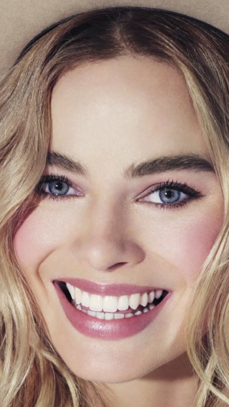 Margot Robbie Smiling Wallpapers